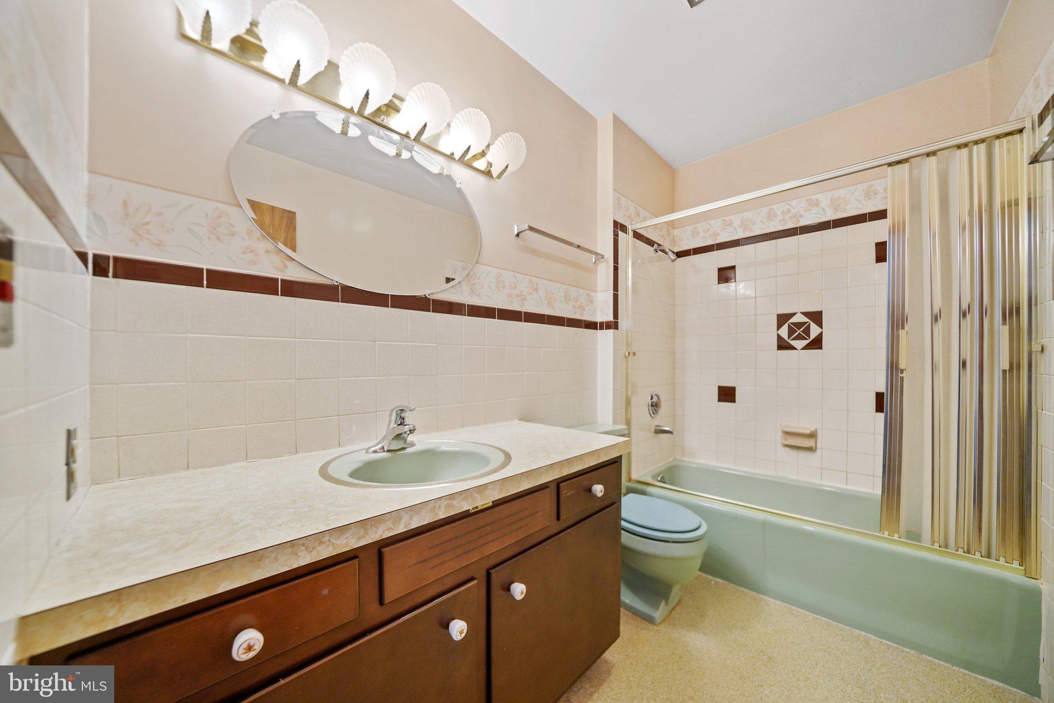428 East Evergreen Road Lebanon, PA 17042 - Photo 24 of 35 Hall bathroom with tiled tub/shower