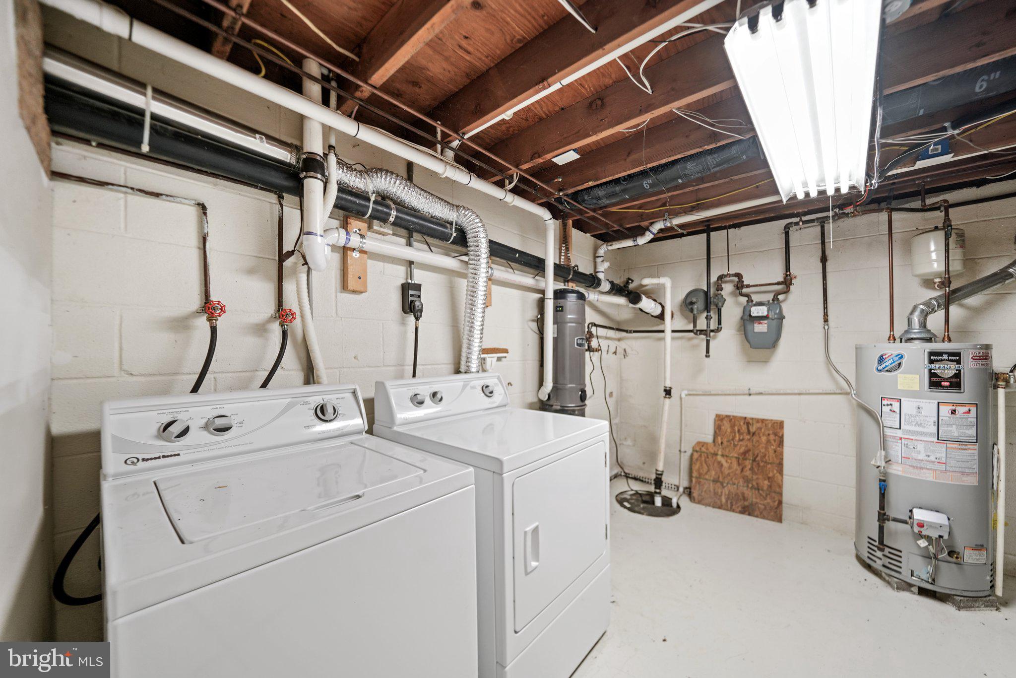 428 East Evergreen Road Lebanon, PA 17042 - Photo 29 of 35 Laundry/ utility room with extra storage