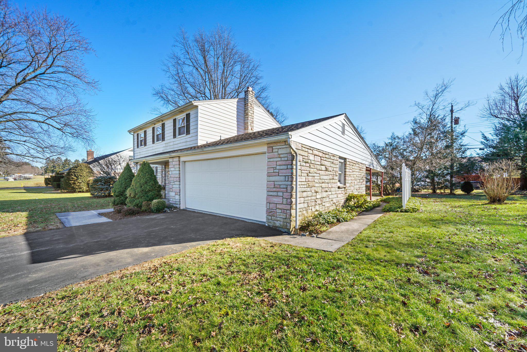 428 East Evergreen Road Lebanon, PA 17042 - Photo 4 of 35 Oversized 2-car garage