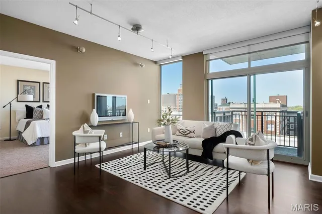 $450,000 | 4909 Laclede Avenue, Unit 805, St. Louis, MO 63108