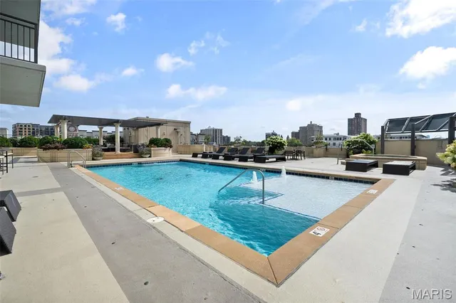 $450,000 | 4909 Laclede Avenue, Unit 805, St. Louis, MO 63108