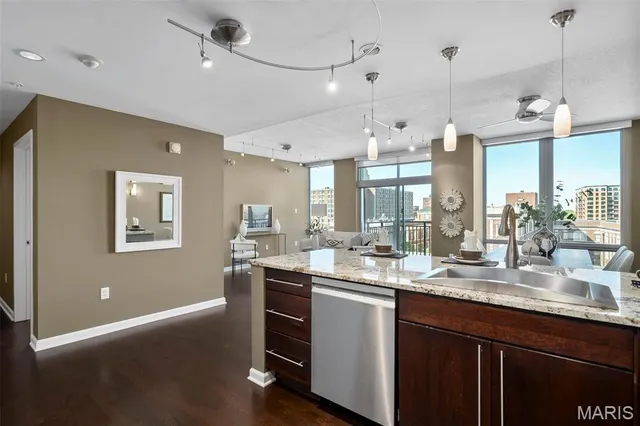 $450,000 | 4909 Laclede Avenue, Unit 805, St. Louis, MO 63108