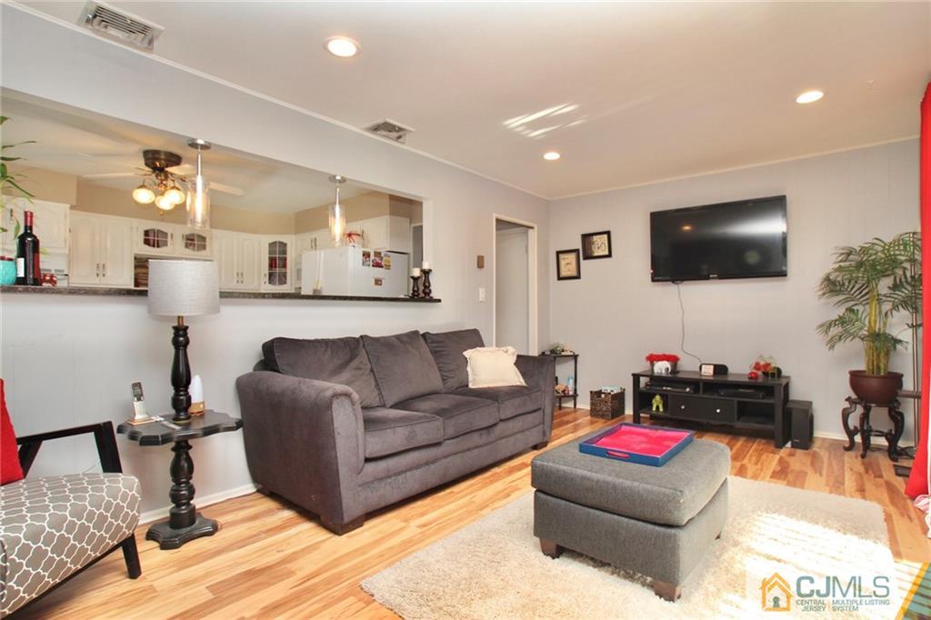 45 Gifford Road Somerset, NJ 08873 - Photo 9 of 25 Gallery Image 9