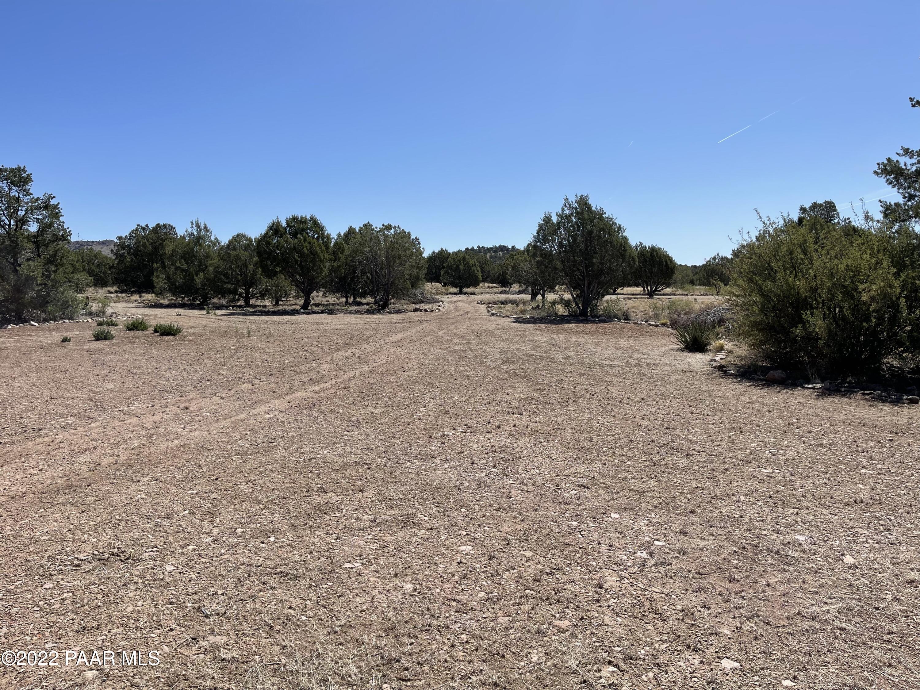 18100 Crossroads Ranch Road Prescott, AZ 86305 - Photo 37 of 40 a big yard with lots of tress in it