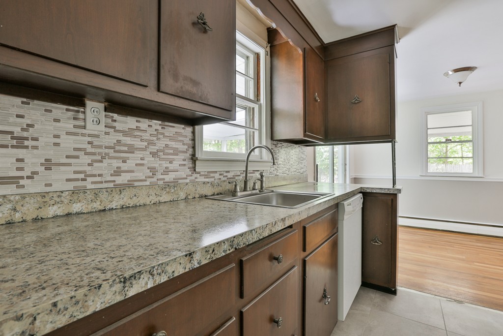 26 Henderson Road Woburn, MA 01801 - Photo 9 of 27
