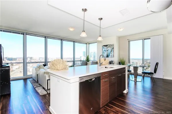 a large kitchen with kitchen island a large island in it