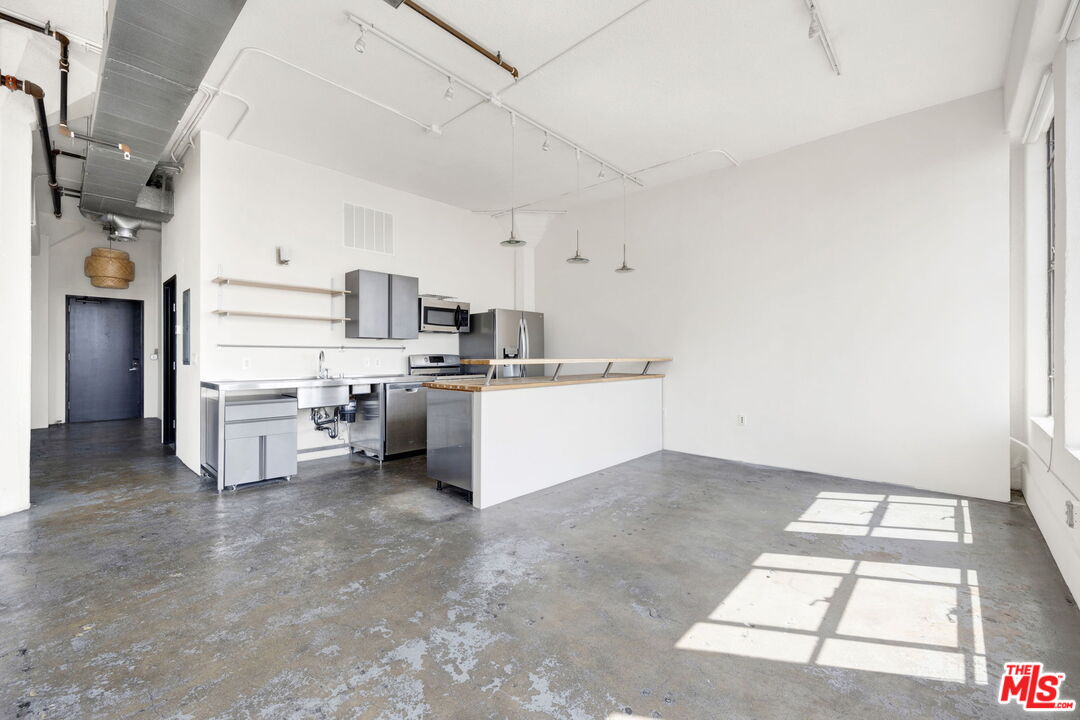 315 East 8th Street, Unit 1102 Los Angeles, CA 90014 - Photo 11 of 34 a view of a kitchen with electric appliances