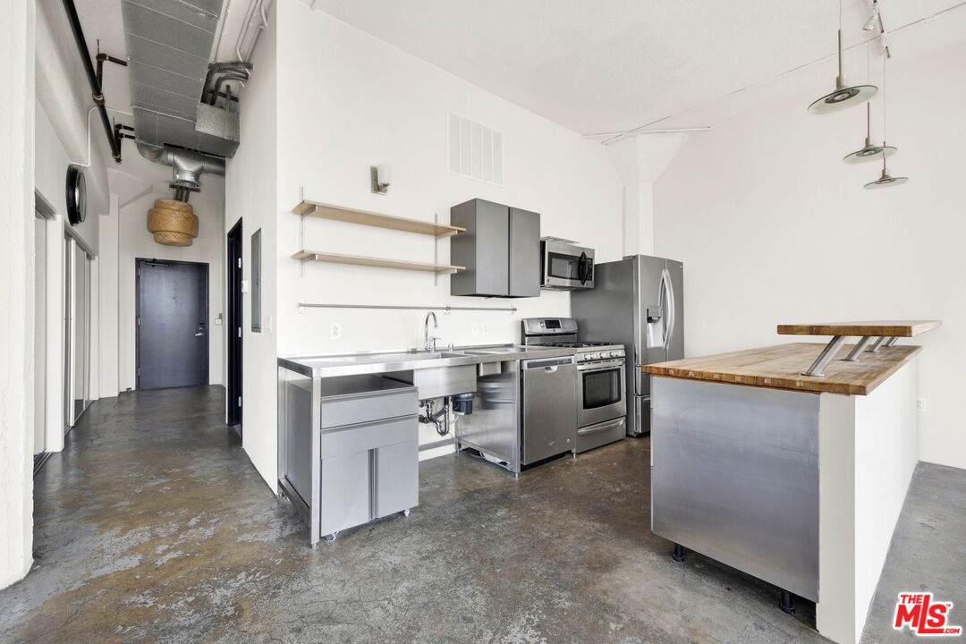 315 East 8th Street, Unit 1102 Los Angeles, CA 90014 - Photo 12 of 34 a kitchen with a refrigerator stove and sink