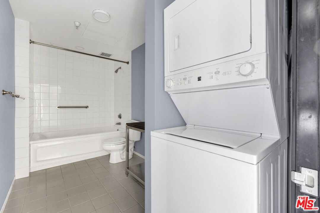 315 East 8th Street, Unit 1102 Los Angeles, CA 90014 - Photo 17 of 34 a bathroom with a washer and dryer