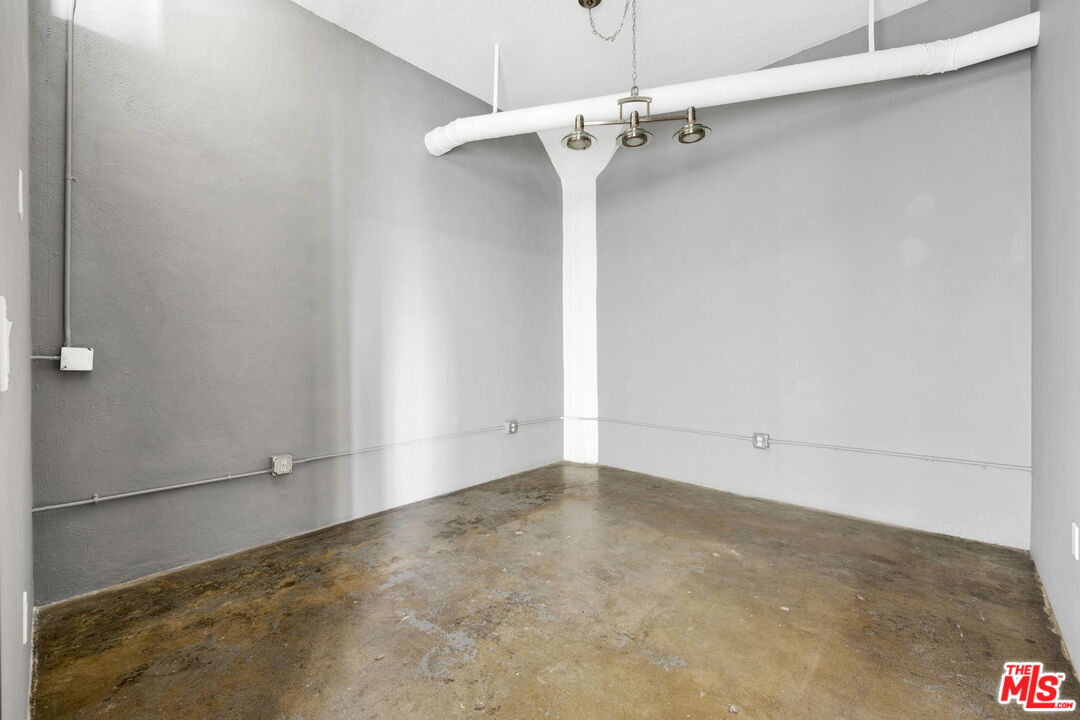 315 East 8th Street, Unit 1102 Los Angeles, CA 90014 - Photo 22 of 34 a view of a small room