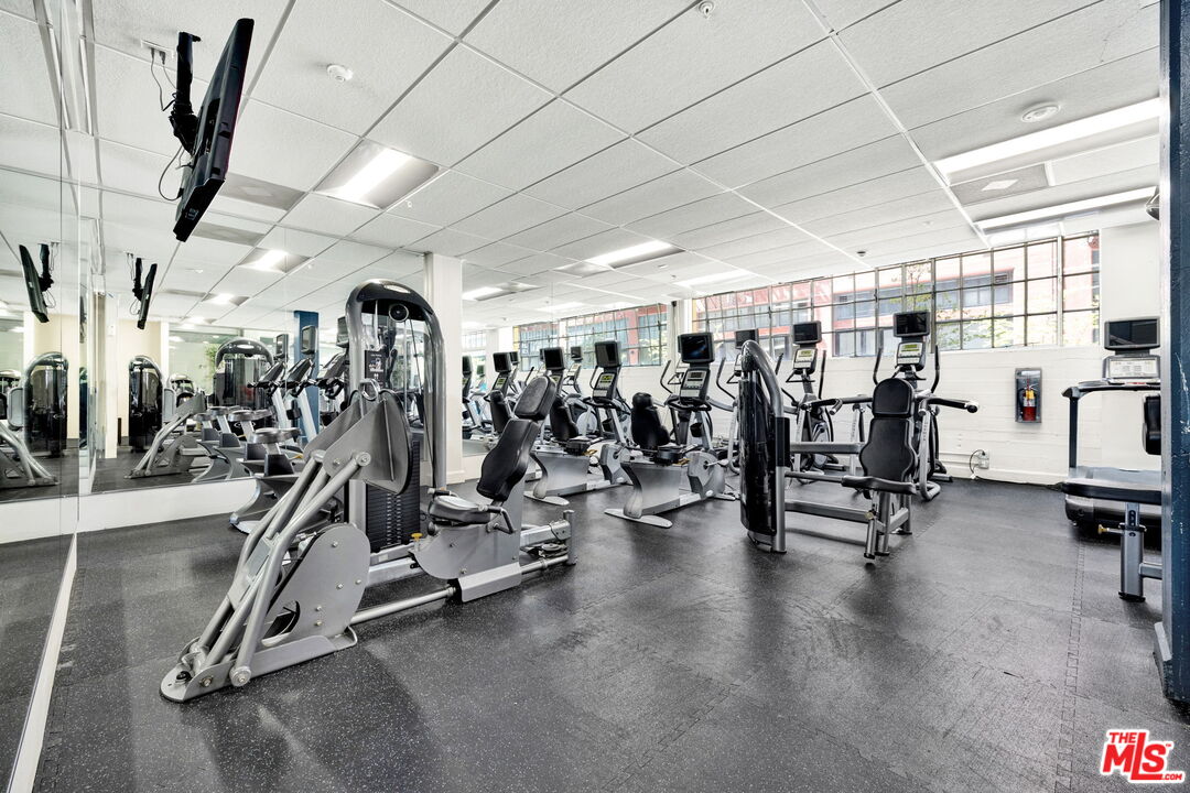 315 East 8th Street, Unit 1102 Los Angeles, CA 90014 - Photo 25 of 34 a view of a room with gym equipment