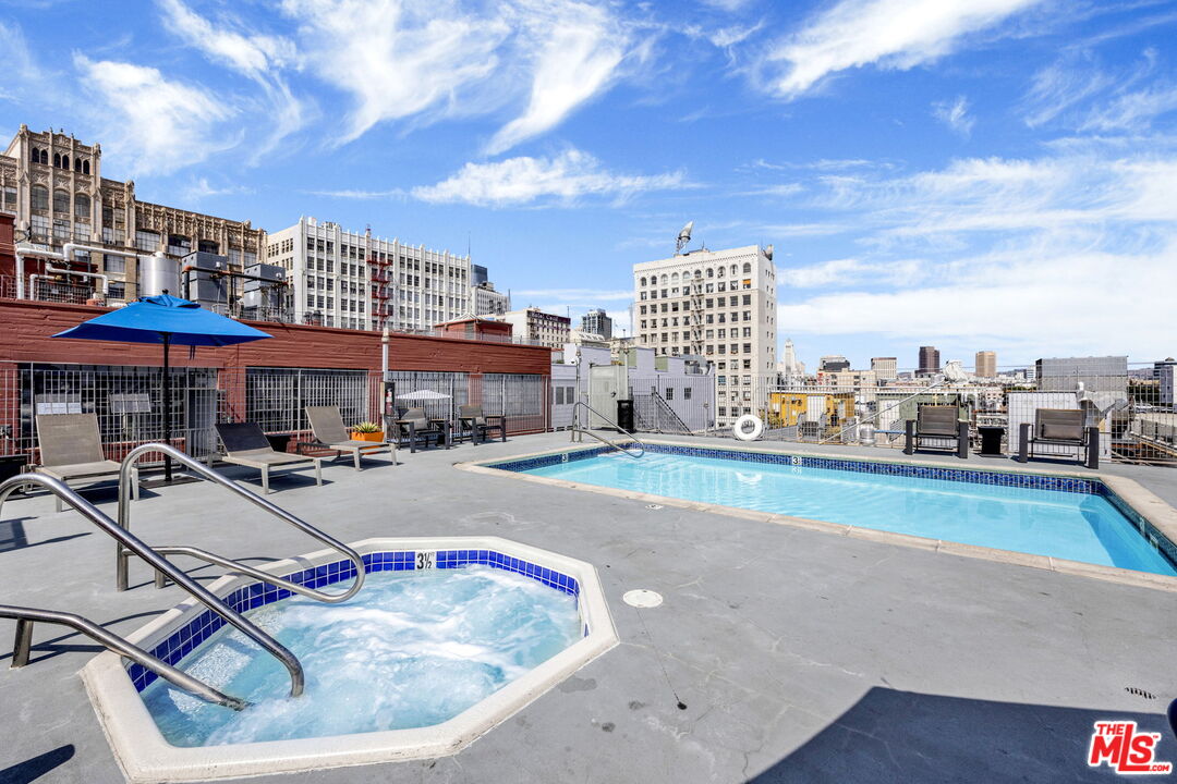 315 East 8th Street, Unit 1102 Los Angeles, CA 90014 - Photo 28 of 34 a view of a swimming pool with sitting area