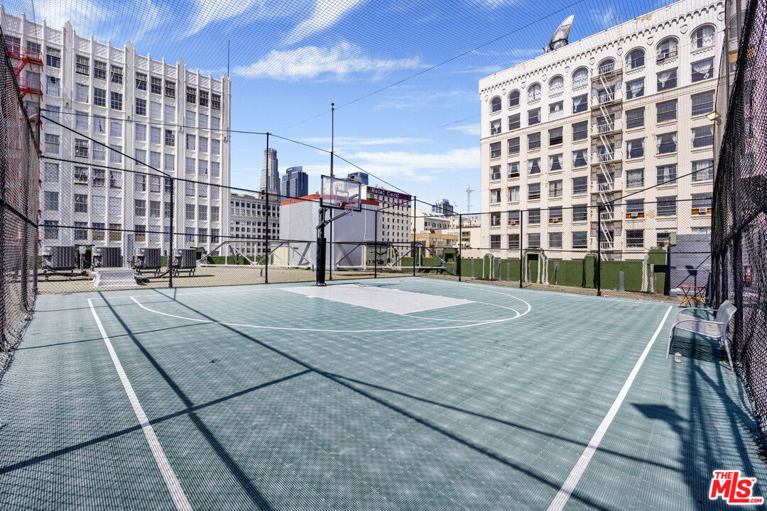 315 East 8th Street, Unit 1102 Los Angeles, CA 90014 - Photo 29 of 34 a view of a building with a yard