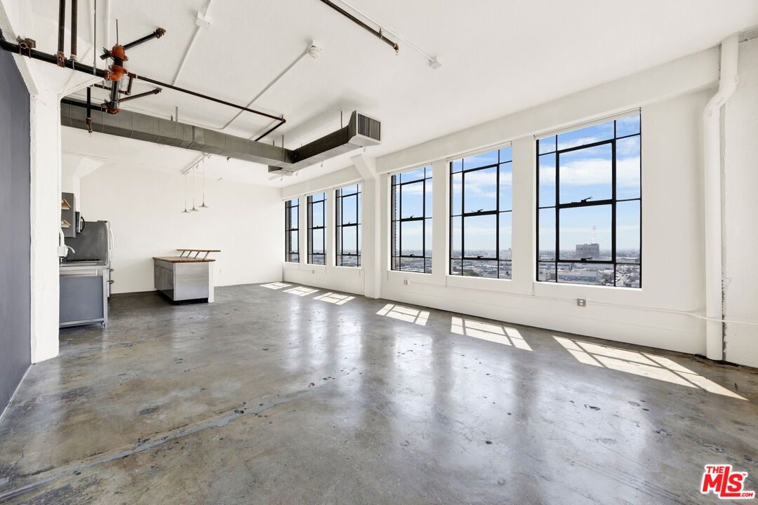 315 East 8th Street, Unit 1102 Los Angeles, CA 90014 - Photo 3 of 34 a view of an empty room with a window