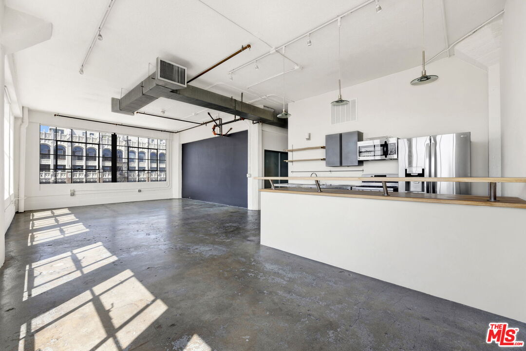 315 East 8th Street, Unit 1102 Los Angeles, CA 90014 - Photo 6 of 34 a view of kitchen with sink and refrigerator