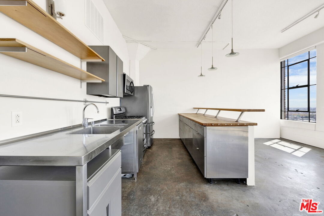 315 East 8th Street, Unit 1102 Los Angeles, CA 90014 - Photo 10 of 34 a utility room with sink dryer and washer