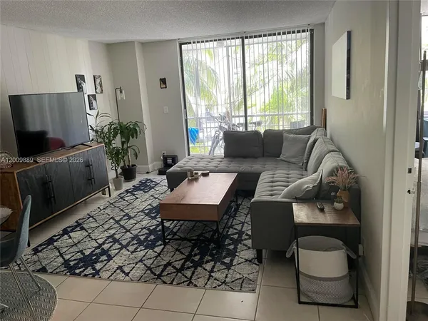 $1,675 | 2935 Northeast 163rd Street, Unit 3R, North Miami Beach, FL 33160