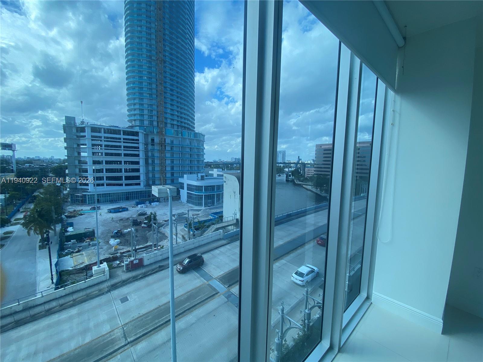 185 Southwest 7th Street, Unit 501 Miami, FL 33130 - Photo 15 of 31 a bathroom with a shower