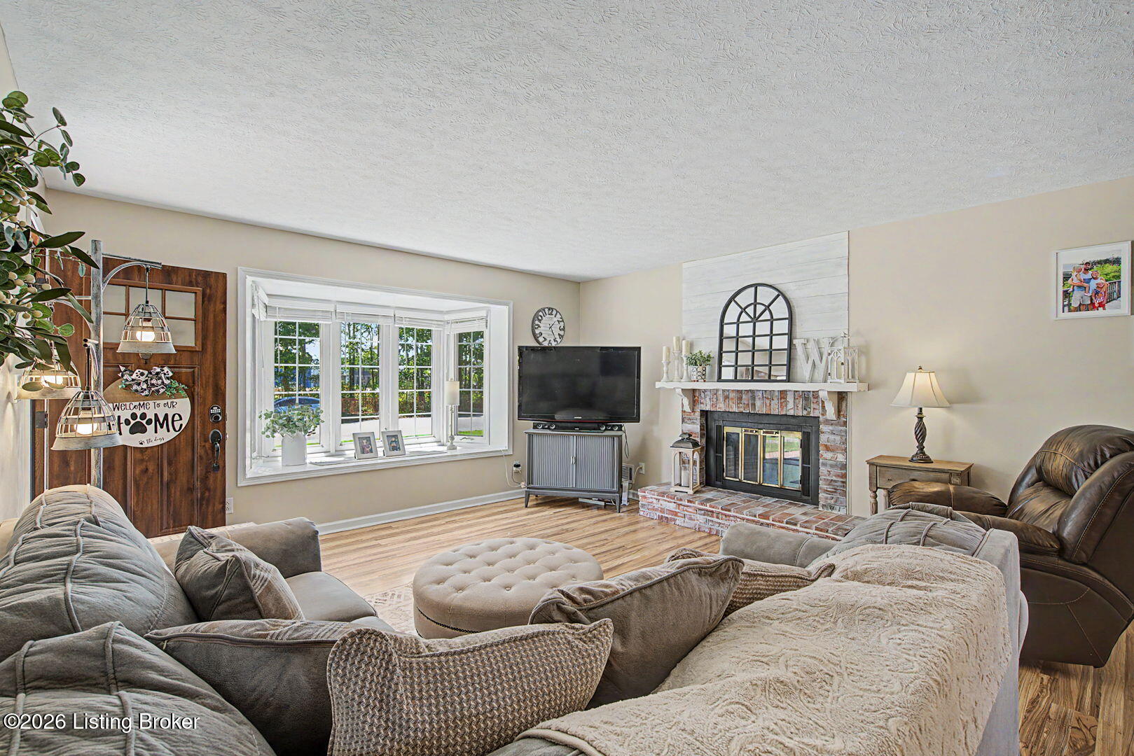 8121 Damascus Road Louisville, KY 40228 - Photo 8 of 49 Large bay window & seating area.