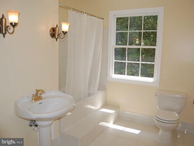 Hall Fulll Bath on Upper Level