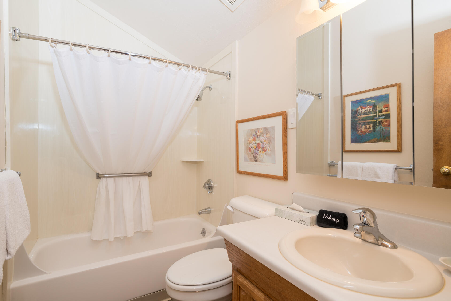 127 Saddle Road, Unit D7 Ketchum, ID 83340 - Photo 12 of 21 Upstairs bathroom