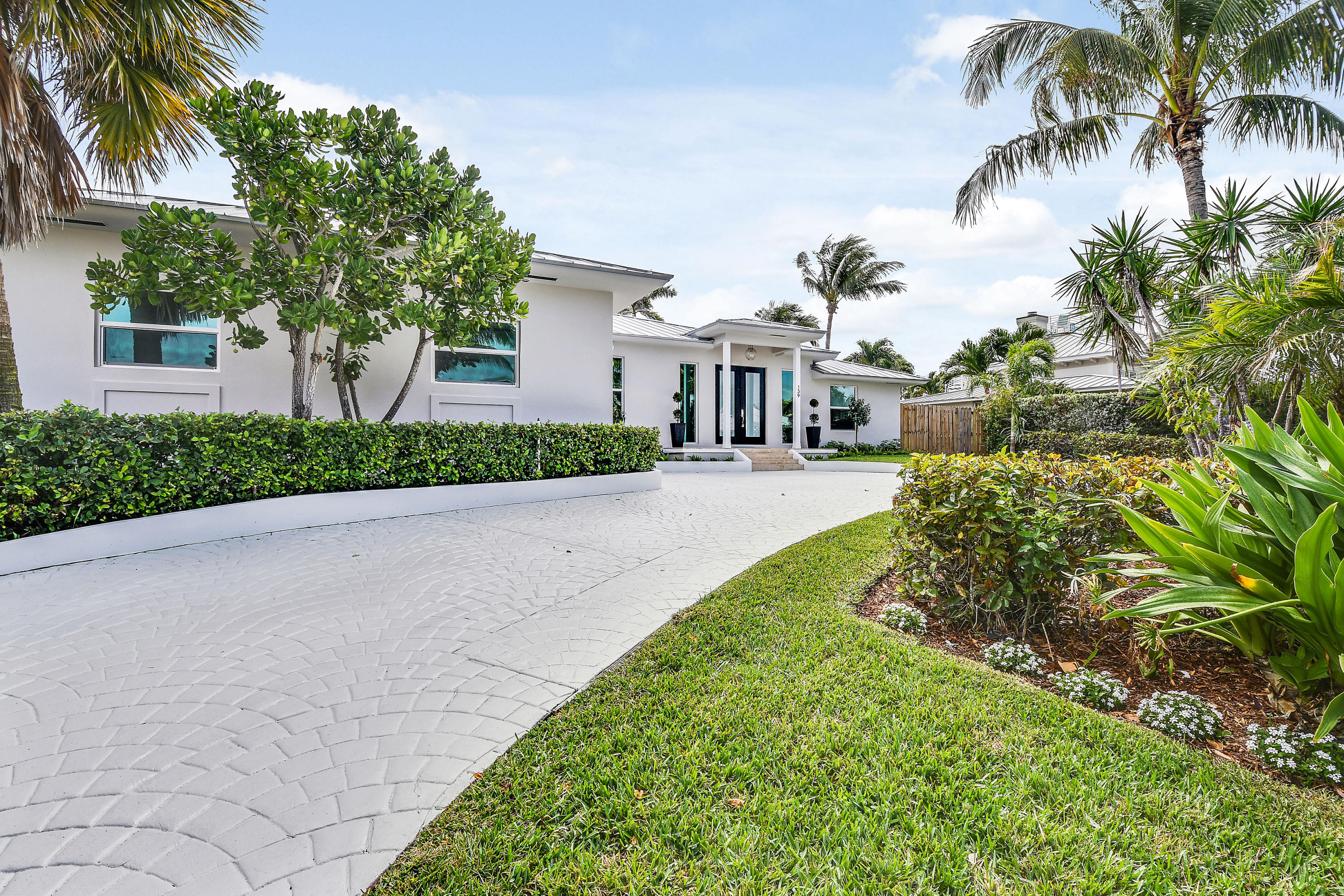 139 Beacon Lane Jupiter Inlet Colony, FL 33469 - Photo 3 of 37 139BeaconLane_02