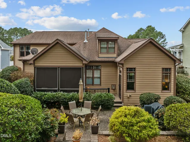 a view of a house with backyard and garden