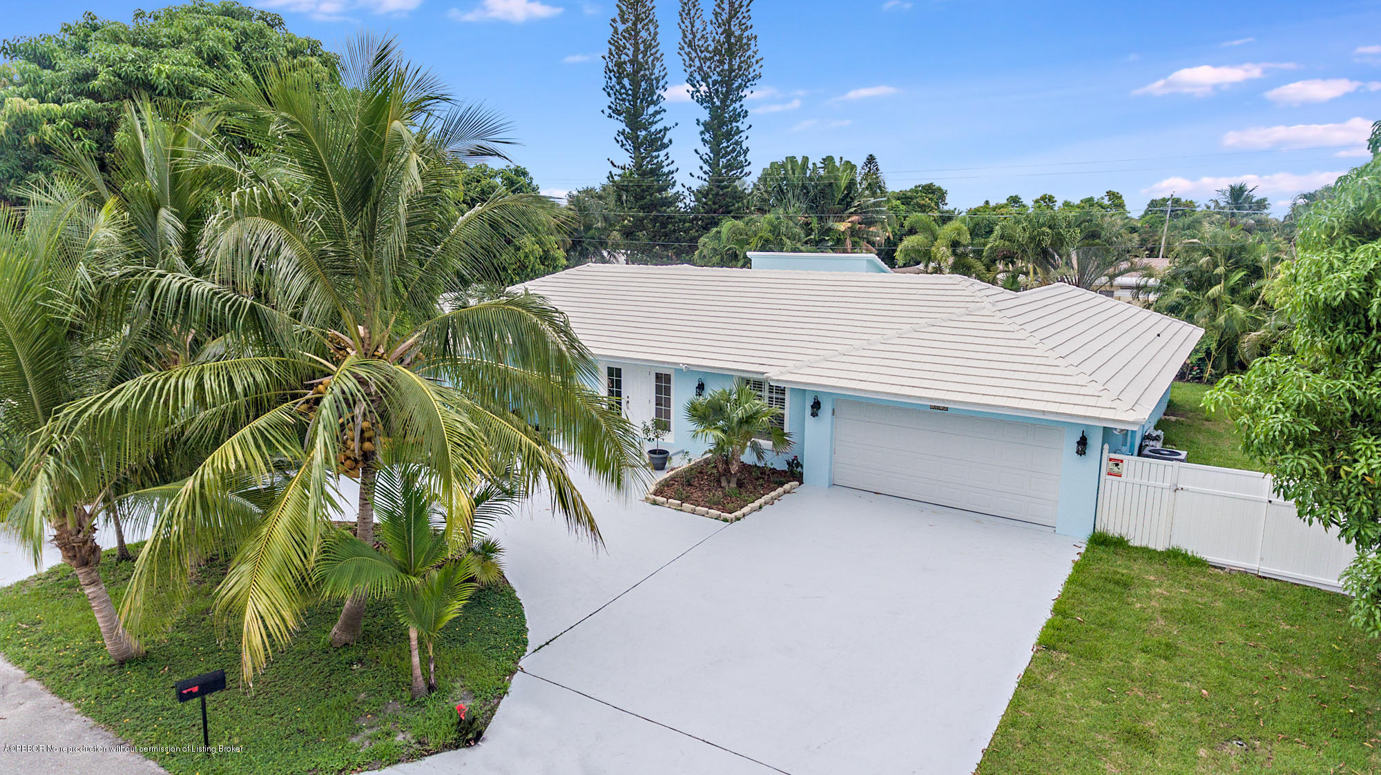 1870 Travis Road West Palm Beach, FL 33406 - Photo 29 of 35 a backyard of a house with table and chairs