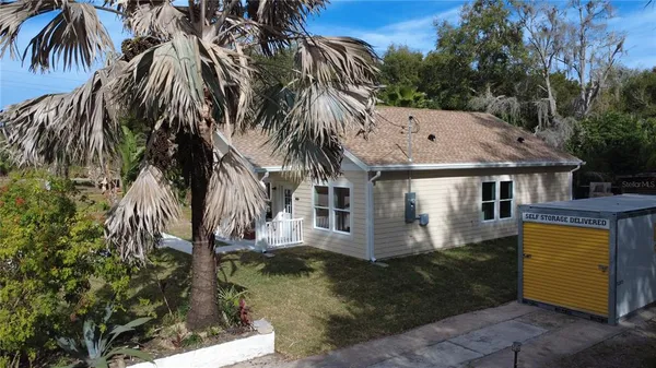 a view of a house with a yard