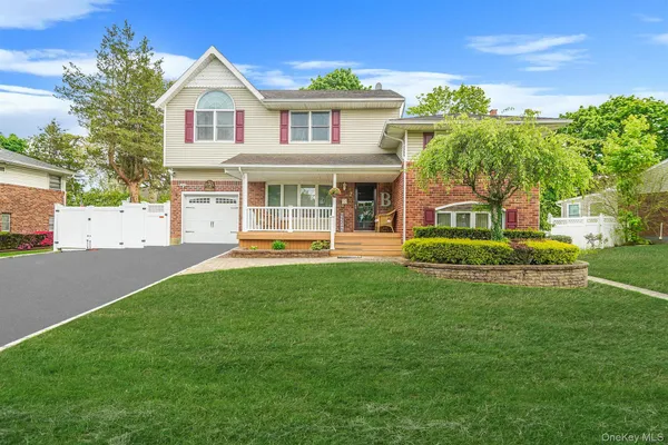 $799,999 | 7 Elmwood Road, Deer Park, NY 11729