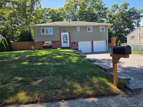 $708,000 | 12 Wayside Lane, Smithtown, NY 11787