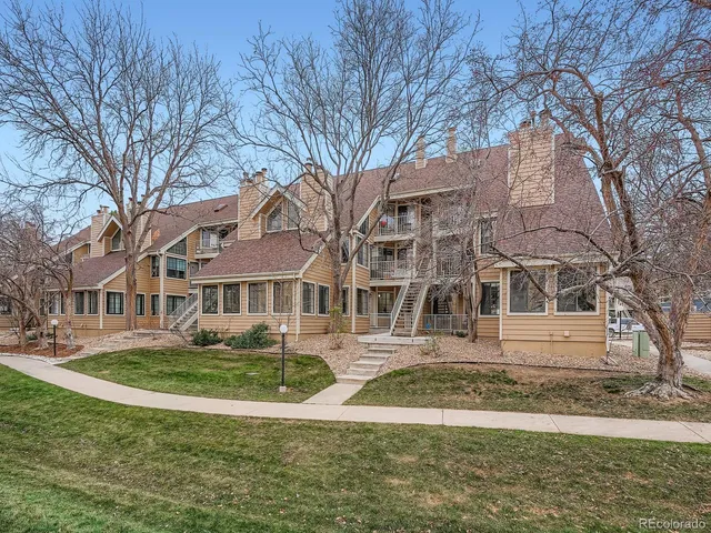 a view of road with yard