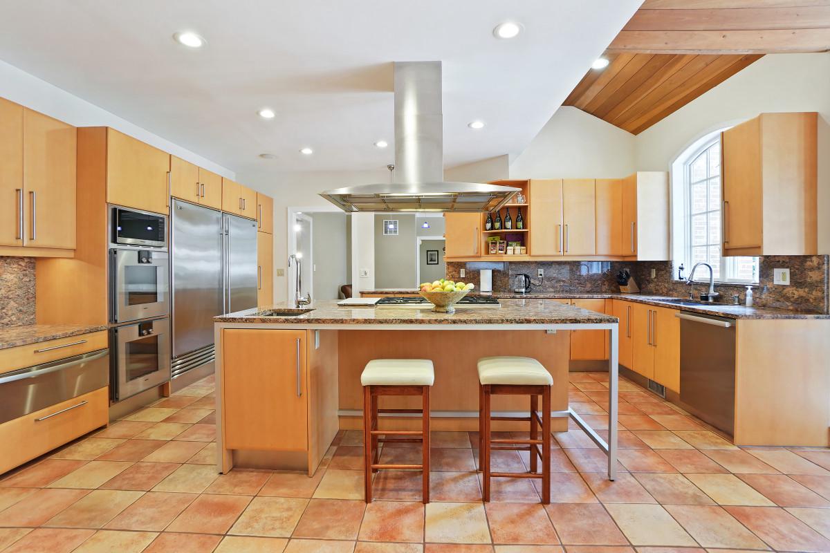 9704 Kendale Road Potomac, MD 20854 - Photo 15 of 70