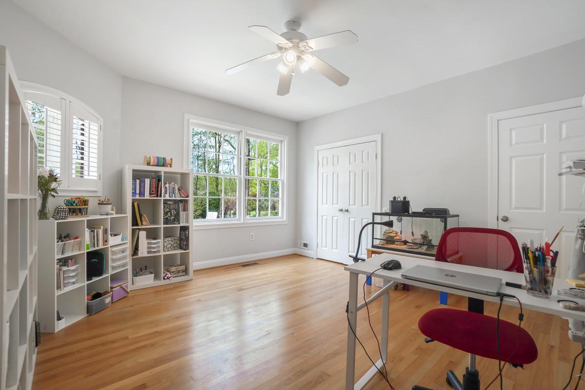 9704 Kendale Road Potomac, MD 20854 - Photo 20 of 70 Main level bedroom with walk in closet