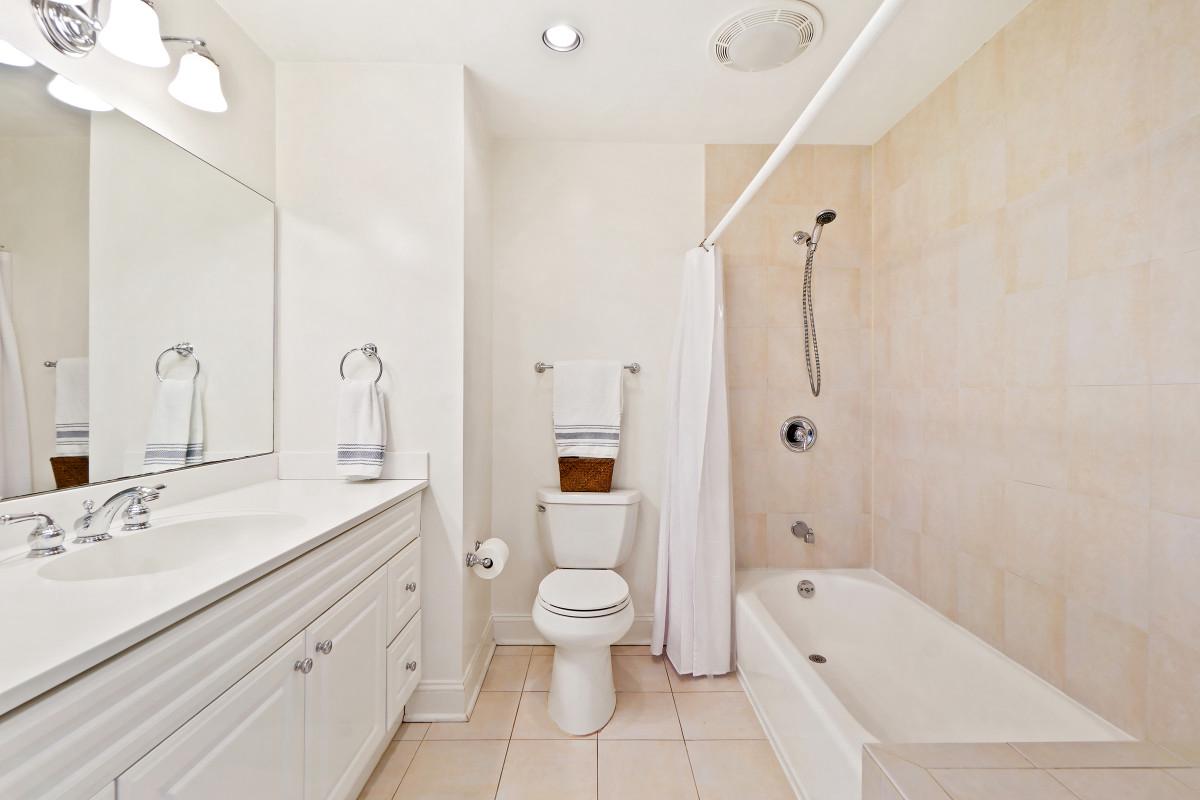 9704 Kendale Road Potomac, MD 20854 - Photo 21 of 70 Private bath for main level bedroom