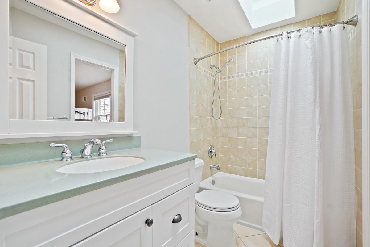 9704 Kendale Road Potomac, MD 20854 - Photo 34 of 70 Bathroom connected to Upper Level Bedroom #3