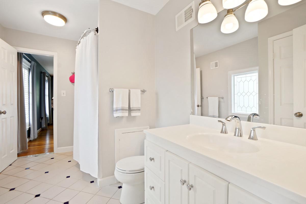 9704 Kendale Road Potomac, MD 20854 - Photo 37 of 70 Jach & Jill Bathroom shared between bedrooms 4&5