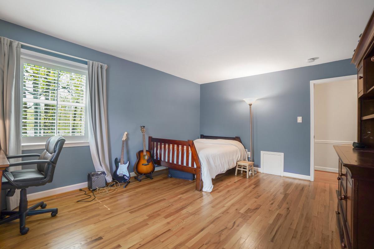 9704 Kendale Road Potomac, MD 20854 - Photo 38 of 70 5th Upper level Bedroom with Jack & Jill Bathroom