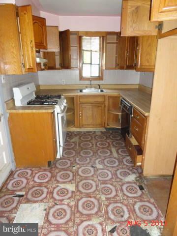 5400 Decatur Street Hyattsville, MD 20781 - Photo 17 of 21 Kitchen