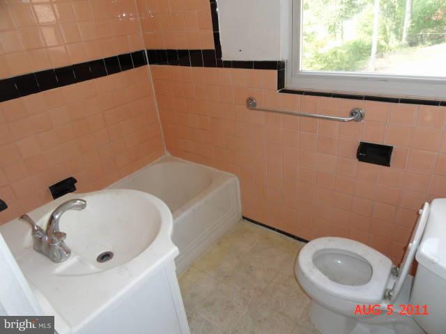 5400 Decatur Street Hyattsville, MD 20781 - Photo 3 of 21 Bath