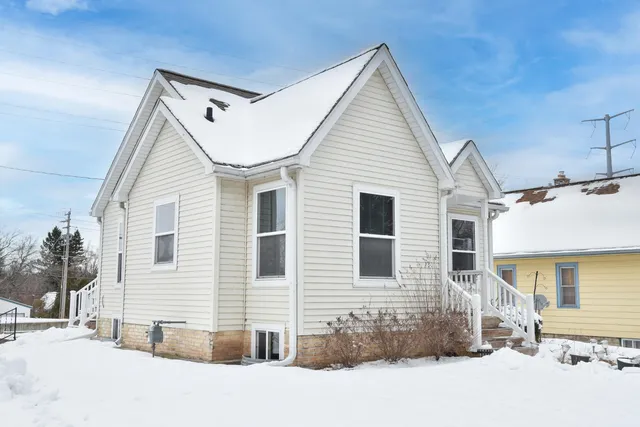 $219,900 | 560 West Chestnut Street, Port Washington, WI 53074