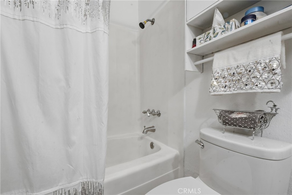 645 West Winchester Drive Rialto, CA 92376 - Photo 20 of 22 a bathroom with a toilet and a bathtub
