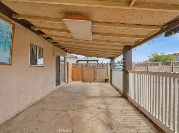 a view of a back yard
