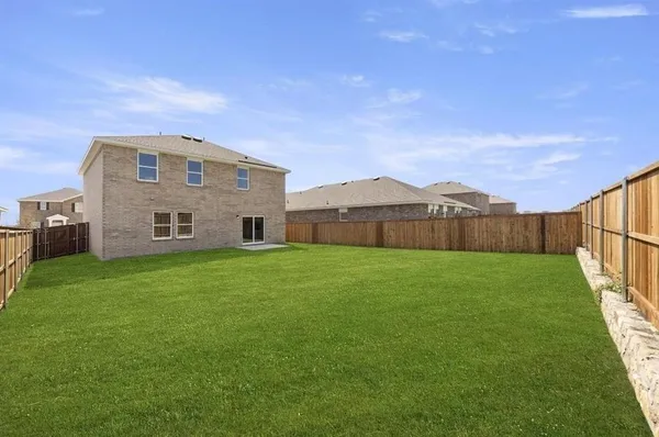 a view of a back yard