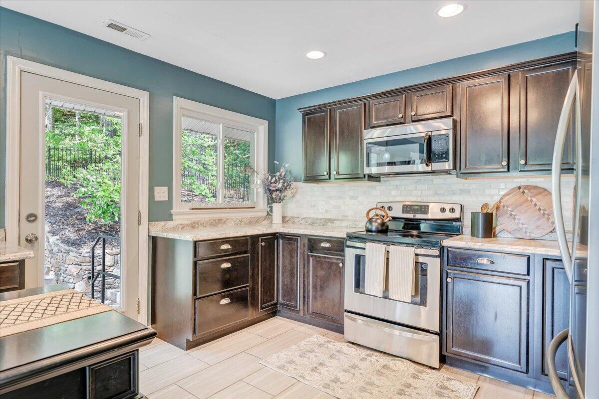 2801 Edgewood Street Southwest Roanoke, VA 24015 - Photo 11 of 60 20-MIB05634