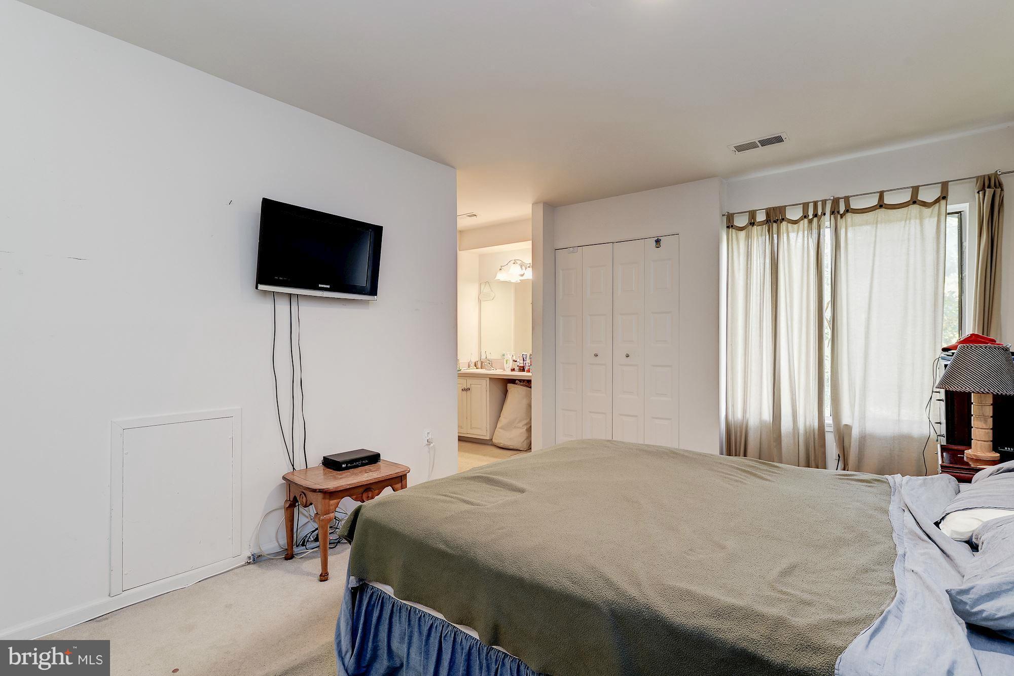 8064 Inverness Ridge Road Potomac, MD 20854 - Photo 15 of 24 Bedroom (Master)