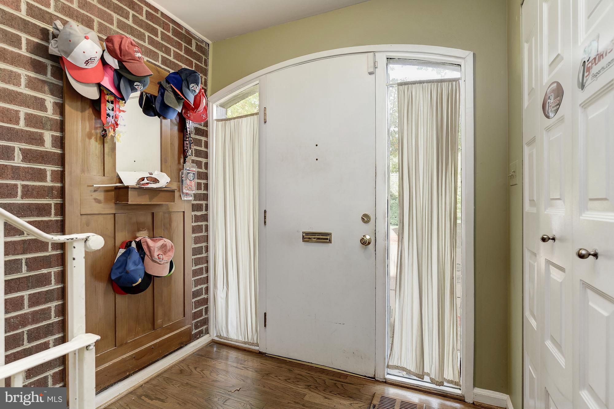 8064 Inverness Ridge Road Potomac, MD 20854 - Photo 4 of 24 Interior (General)