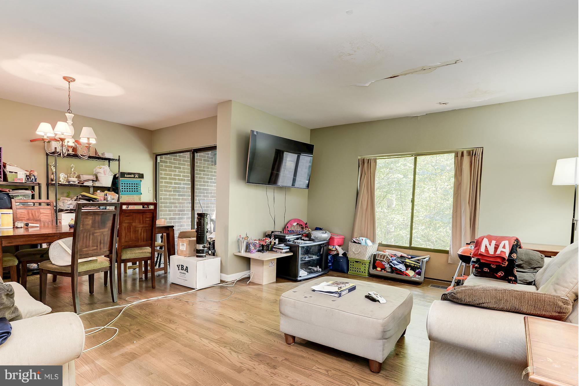 8064 Inverness Ridge Road Potomac, MD 20854 - Photo 5 of 24 Living Room