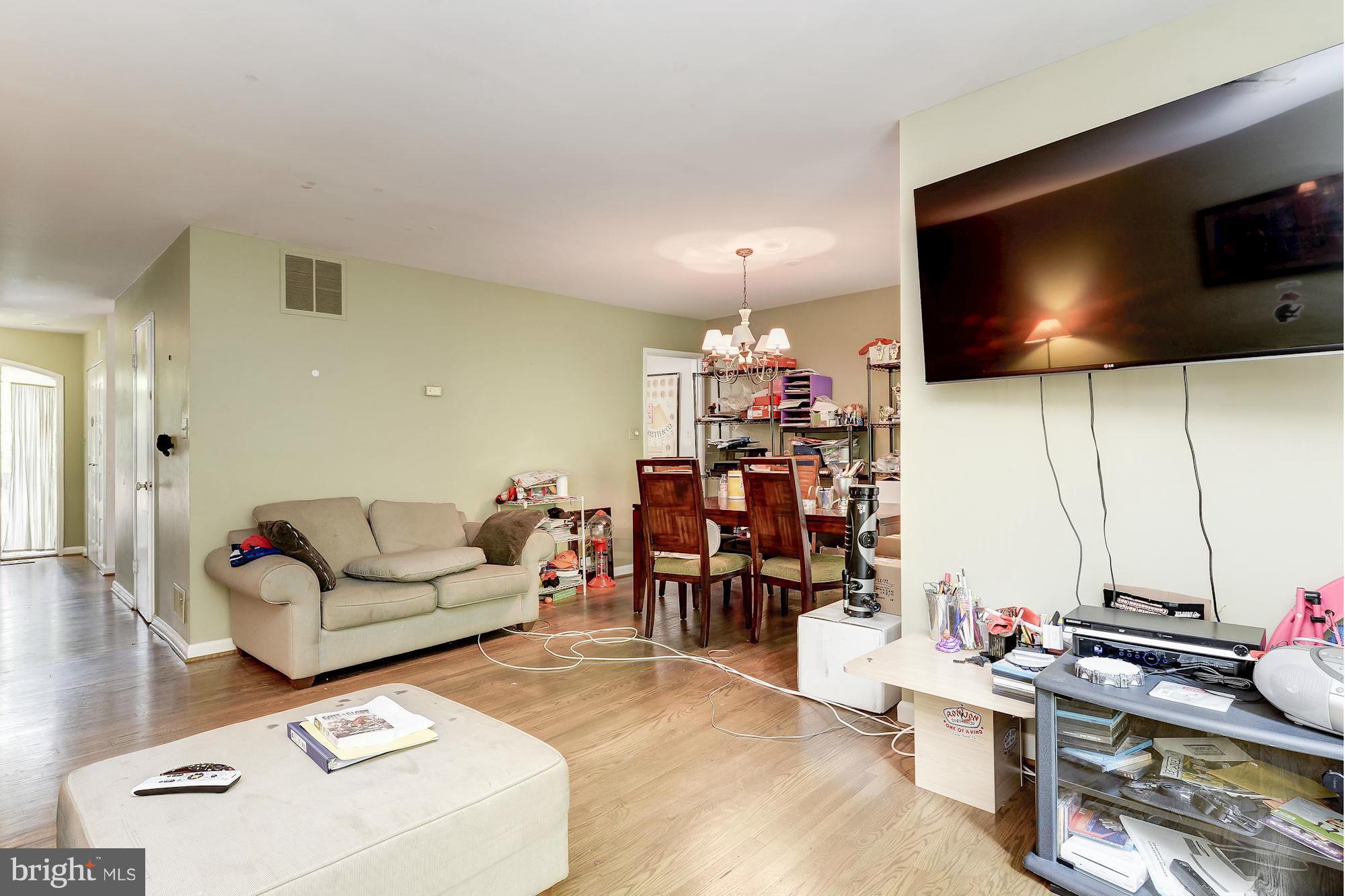 8064 Inverness Ridge Road Potomac, MD 20854 - Photo 6 of 24 Living Room
