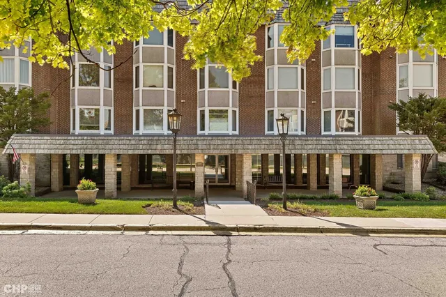 $360,000 | 201 Thames Parkway, Unit 2F, Park Ridge, IL 60068